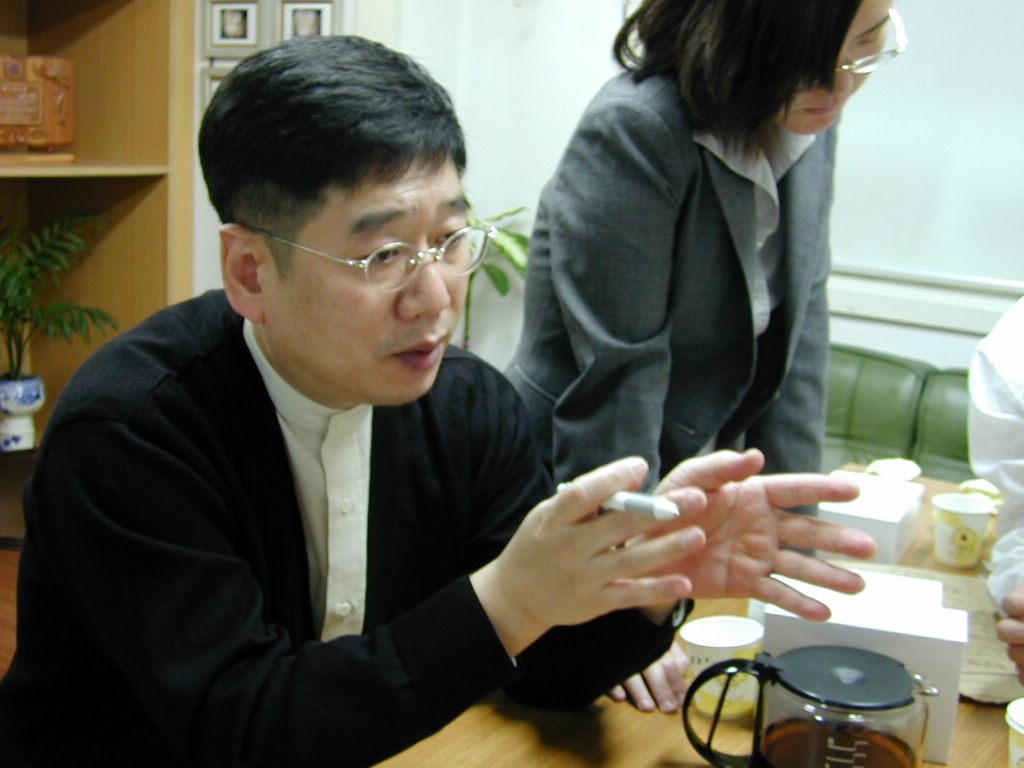 인터뷰 중인 홍성우 원장